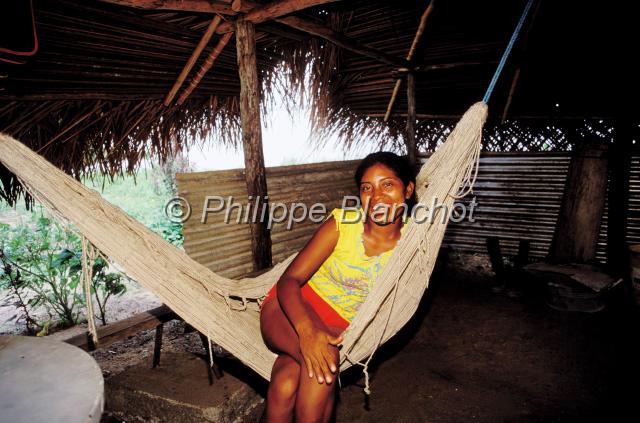 guyane 12.jpg - Jeune AmÈrindienne sur son hamacVillage au bord du fleuve MaroniSaint-Laurent-du Maroni, Guyane franÁaise